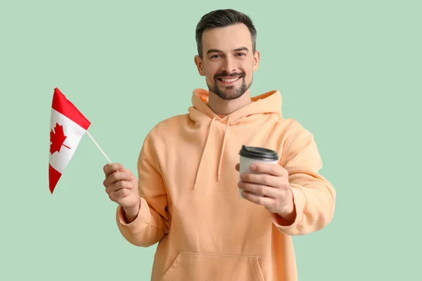 Bonito Homem Com Bandeira Canadá Xícara Café Fundo Verde — Fotografia de Stock