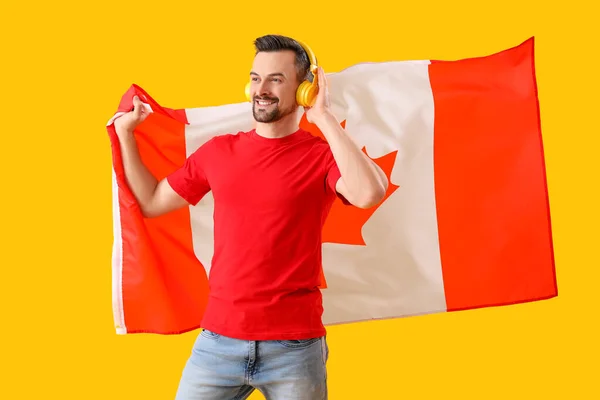 Knappe Man Met Vlag Van Canada Gele Achtergrond — Stockfoto