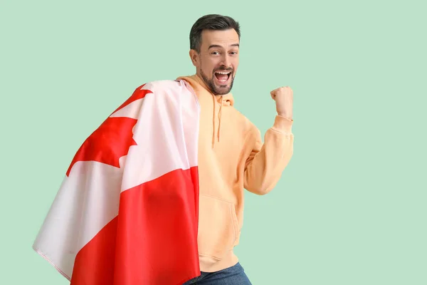 快乐的年轻人 绿色背景 拿着加拿大国旗 — 图库照片