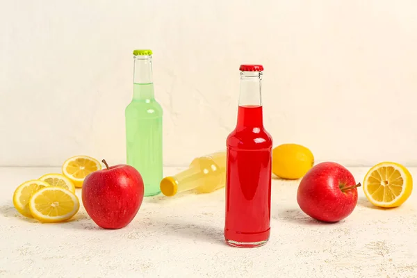 浅色背景的新鲜苏打水和水果瓶 — 图库照片