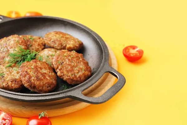 Frying Pan Cutlets Dill Tomatoes Yellow Background — Stock Photo, Image