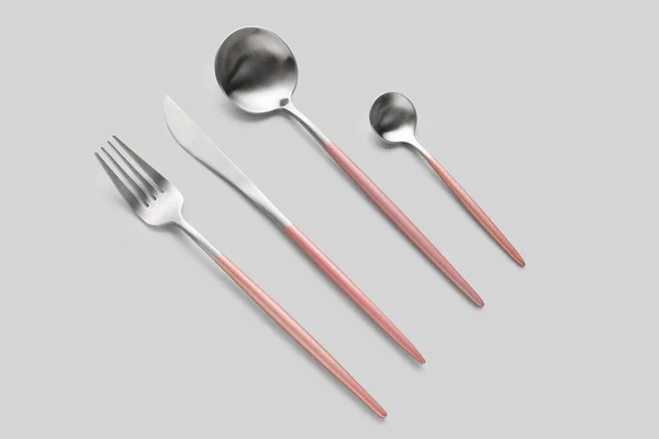 刀叉和勺子 粉红柄 灰色背景 — 图库照片