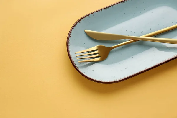 Golden Fork Knife Blue Plate Orange Background — Stock Photo, Image