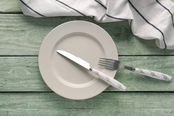 Silbernes Messer Mit Gabel Teller Und Küchentuch Auf Grünem Holzhintergrund — Stockfoto