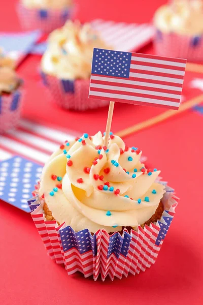 Lekkere Patriottische Cupcakes Met Vlaggen Van Usa Rode Achtergrond Amerikaanse Stockfoto