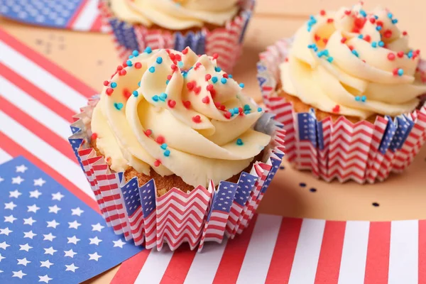 Cupcakes Patrióticos Saborosos Com Bandeiras Dos Eua Fundo Laranja Pálido Fotografia De Stock
