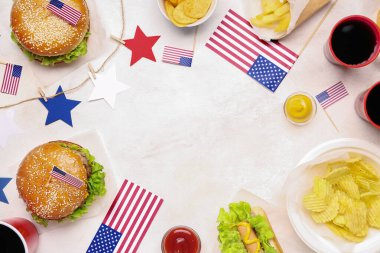 Lezzetli yemekler ve hafif arka planda içeceklerden yapılmış çerçeve. Anma Günü kutlaması