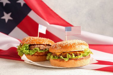 Lezzetli hamburgerler ve arka planda Amerikan bayrağı. Anma Günü kutlaması