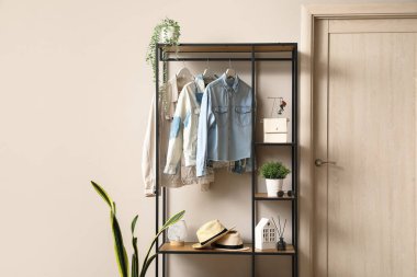 Modern salonda giysi ve aksesuarlı raf ünitesi