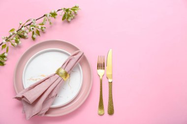 Pembe arka planda çiçek açan ağaç dalı olan güzel masa ayarları