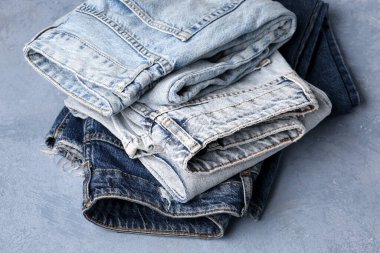 Grunge mavi arka planda farklı katlanmış kot pantolon