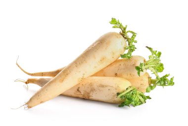 Beyaz arkaplanda taze turplar