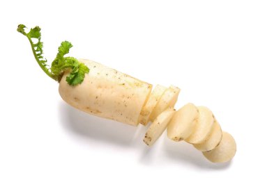 beyaz zemin üzerine taze daikon turp