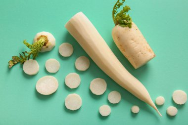 Turkuaz arka planda taze turplar