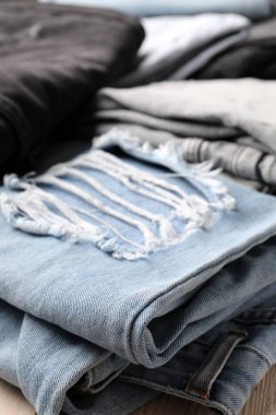 Arka plan olarak farklı tarz kot pantolon, yakın plan