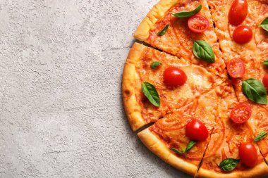 Gri arka planda lezzetli pizza margaritası.