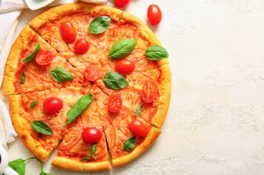Beyaz arka planda lezzetli pizza margaritası.
