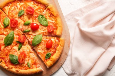 Beyaz arka planda lezzetli pizza margaritası olan pano
