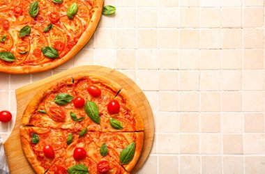 Bej kaplama arkaplanda lezzetli pizzalı margarita tahtası