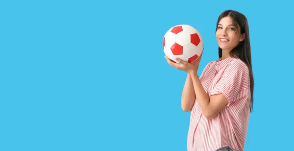 Mladá Žena Fotbalovým Míčem Modrém Pozadí Prostorem Pro Text — Stock fotografie