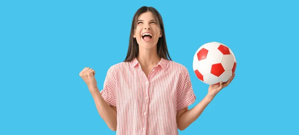 Šťastná Mladá Žena Fotbalovým Míčem Modrém Pozadí — Stock fotografie