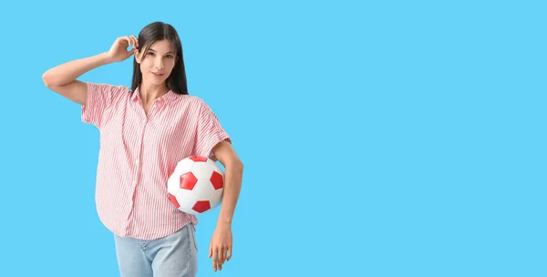 Wanita Muda Dengan Bola Sepak Latar Belakang Biru Dengan Ruang — Stok Foto