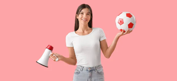 Krásná Mladá Žena Fotbalovým Míčem Megafonem Růžovém Pozadí — Stock fotografie