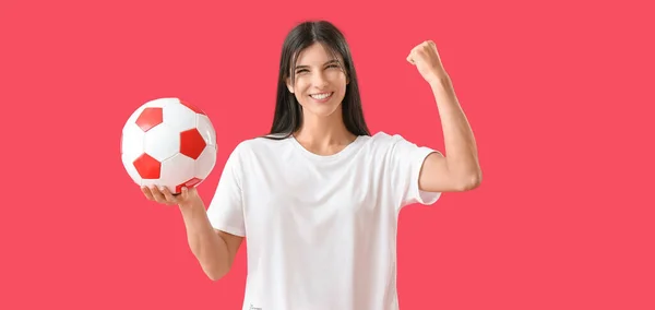Joyeux Jeune Femme Avec Ballon Football Sur Fond Rouge — Photo