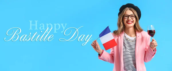 美丽的年轻女子 有法国国旗 蓝色背景的酒 巴士底狱日庆祝活动 — 图库照片