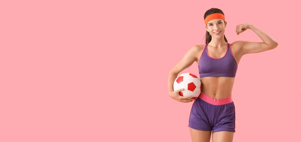 Sportovní Mladá Žena Fotbalovým Míčem Růžovém Pozadí Prostorem Pro Text — Stock fotografie