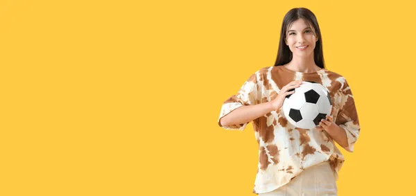 Giovane Donna Con Pallone Calcio Sfondo Giallo Con Spazio Testo — Foto Stock