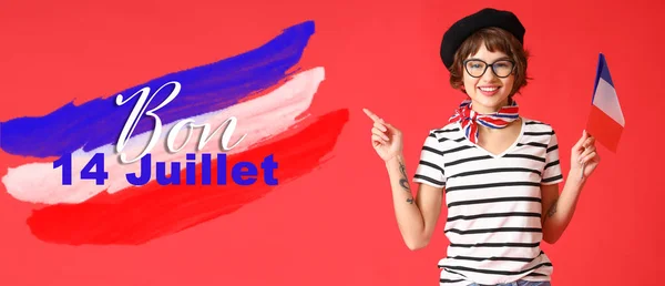 赤の背景にフランスの旗を持つ美しい若い女性 バスティーユの日 — ストック写真