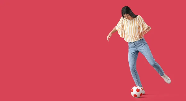 Mladá Žena Hraje Fotbalovým Míčem Červeném Pozadí Prostorem Pro Text — Stock fotografie