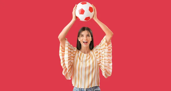 Mujer Joven Feliz Con Pelota Fútbol Sobre Fondo Rojo — Foto de Stock