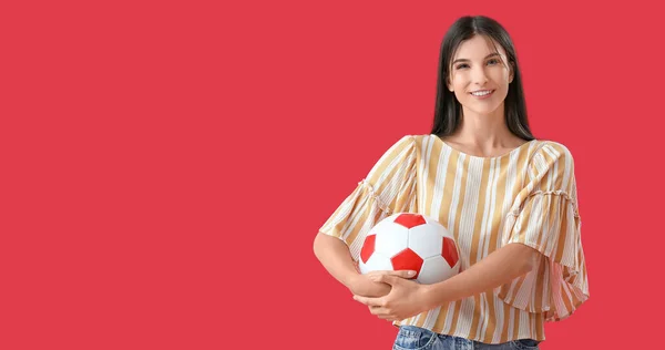 Šťastná Mladá Žena Fotbalovým Míčem Červeném Pozadí Prostorem Pro Text — Stock fotografie