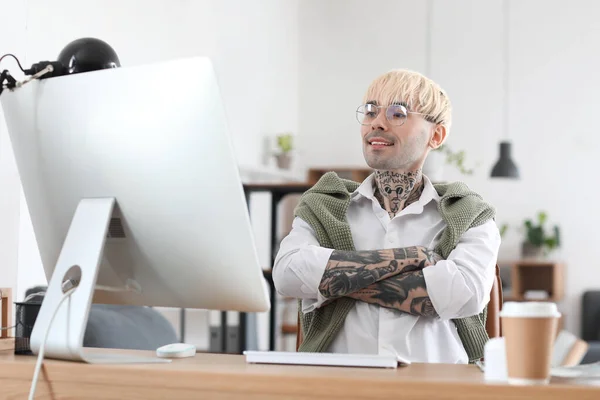 Young Tattooed Man Working Table Office — Stock Photo, Image