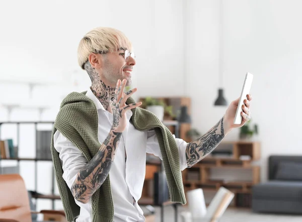 Joven Hombre Tatuado Con Tablet Video Chat Oficina — Foto de Stock