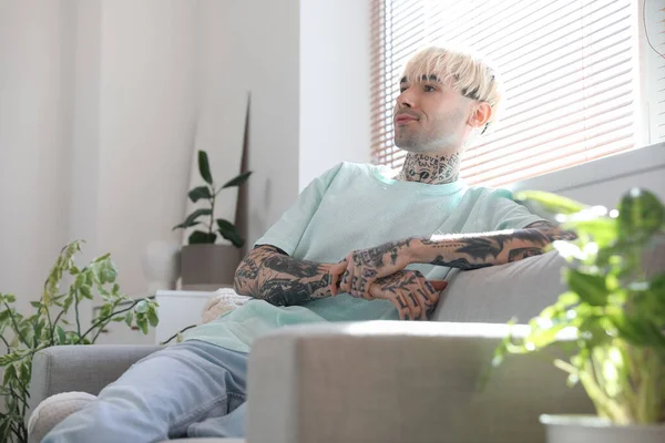 Joven Hombre Tatuado Sentado Sofá Casa —  Fotos de Stock