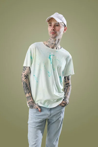 Татуйований Молодий Чоловік Зеленому Тлі — стокове фото
