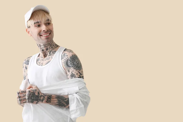 Hombre Joven Tatuado Gorra Sobre Fondo Beige — Foto de Stock