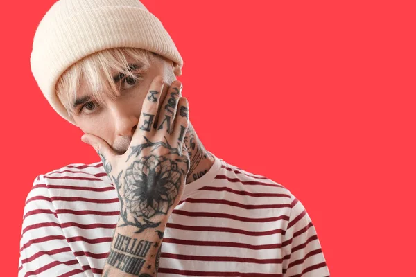 Tatuerad Ung Man Hatt Röd Bakgrund Närbild — Stockfoto