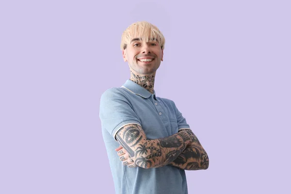 紫丁香背景的纹身青年男子 — 图库照片