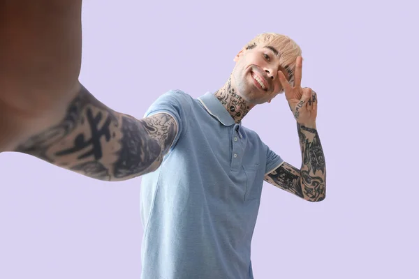 Tatuaż Młody Człowiek Biorąc Selfie Tle Liliowym — Zdjęcie stockowe