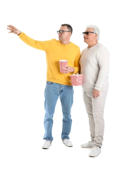 Ältere Brüder Gläsern Mit Popcorn Auf Weißem Hintergrund — Stockfoto