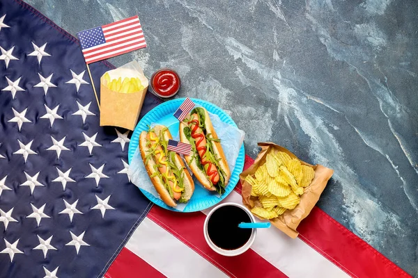 Komposition Mit Amerikanischer Flagge Schmackhaften Gerichten Und Getränken Zur Feier — Stockfoto