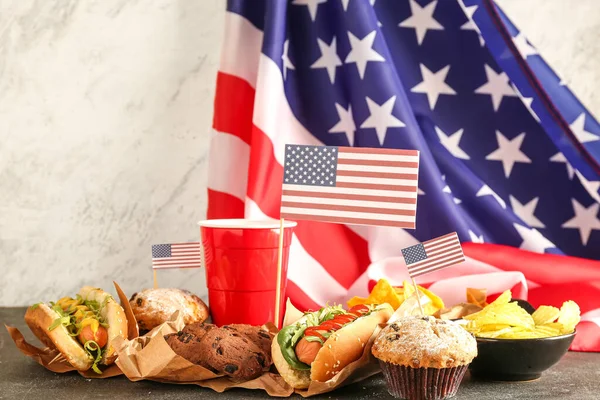 Вкусные Блюда Напитки Американский Флаг Тёмном Столе Праздник Памяти — стоковое фото