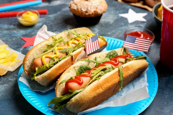 Renk Masasında Kağıt Amerikan Bayraklı Lezzetli Sosisli Sandviç Tabağı Yakın — Stok fotoğraf