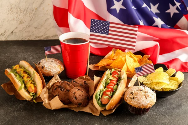 Platos Sabrosos Bebida Bandera Americana Sobre Mesa Oscura Celebración Del — Foto de Stock