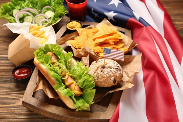 Composition Tasty Dishes Memorial Day Celebration American Flag Wooden Background — Stock Photo, Image