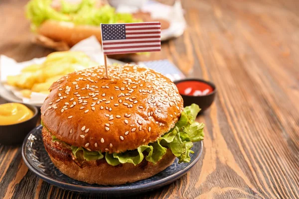 Вкусный Бургер Бумагой Американский Флаг Празднования Дня Памяти Деревянном Фоне — стоковое фото
